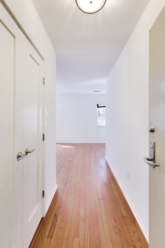 Building Photo - Bright 16th St Condo + Parking