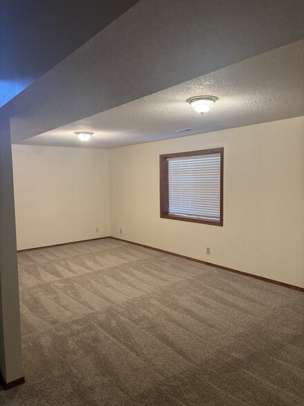 Building Photo - 10317 W Delano Ave