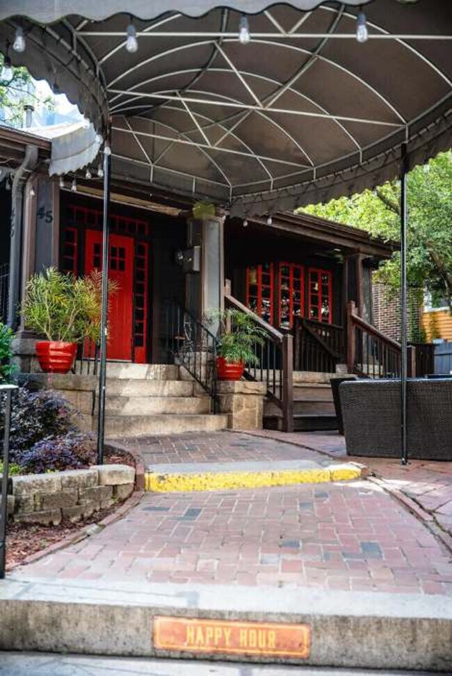 Building Photo - 1136 Crescent Ave NE