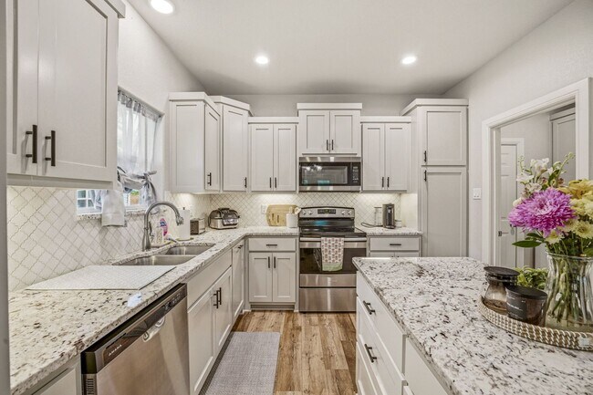 Building Photo - 191 Davis Ave