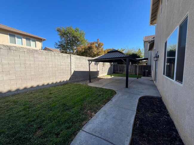 Building Photo - 5 bedroom home located in Sylvan School District!
