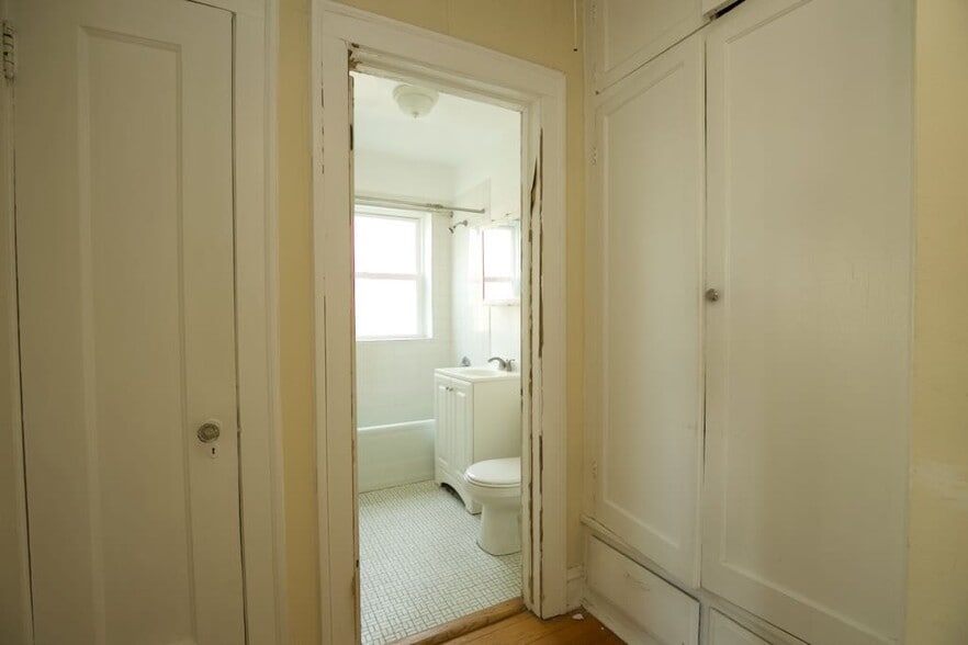 Building Photo - 808 Green Bay Rd