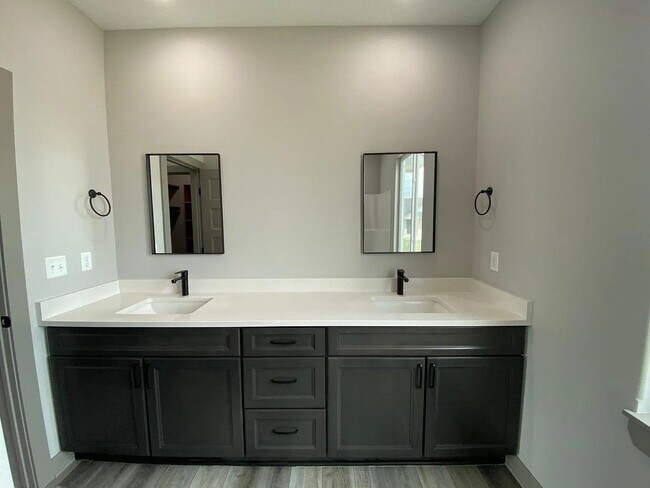 Building Photo - 2279 S Chateau Ct