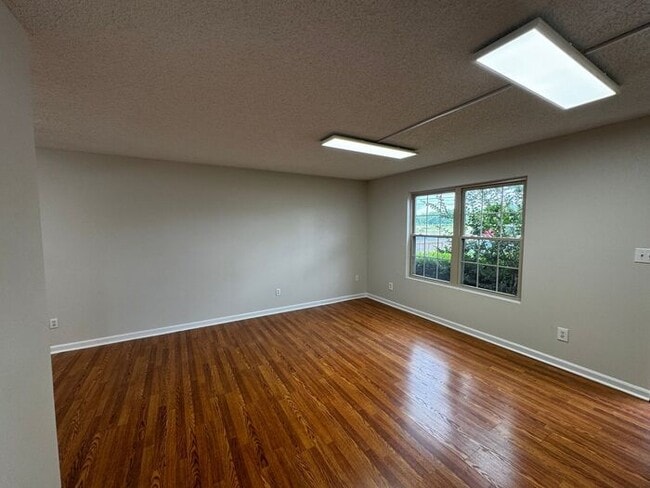 Building Photo - Townhome with attached garage near Tech Corridor and Research Park