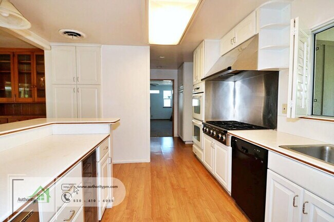 Building Photo - 3180 Wilshire Dr
