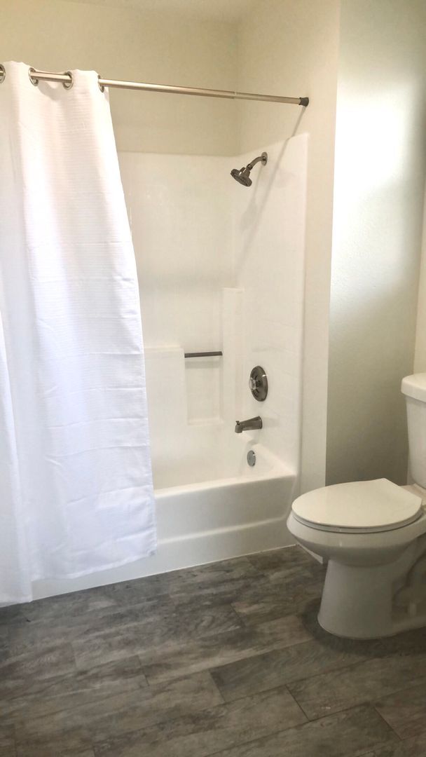 Building Photo - Charming 3 Bedroom, 2.5 Bath end unit Town...