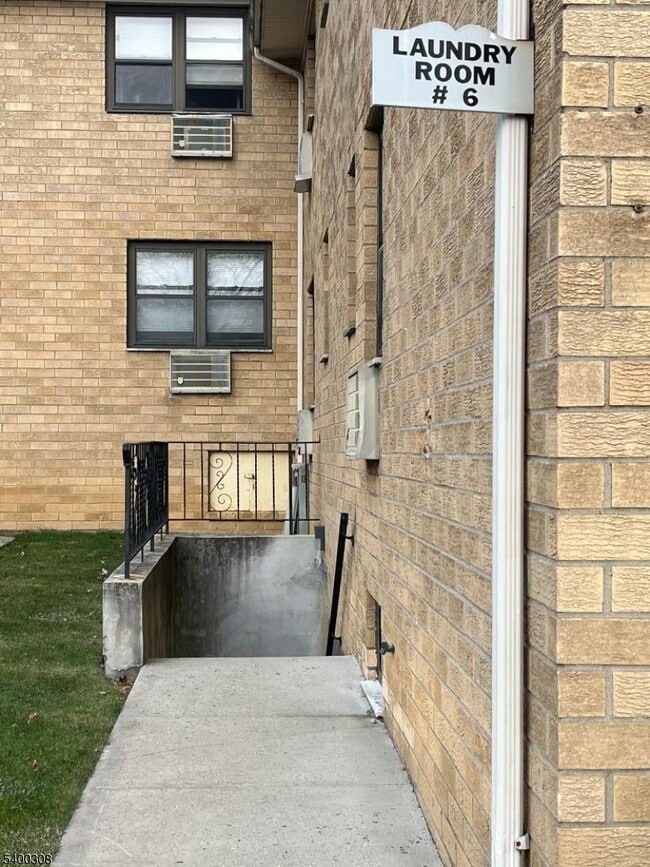 Building Photo - 401 US-22