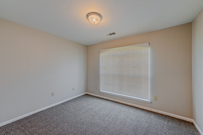 Building Photo - 2910 Falcon Ct