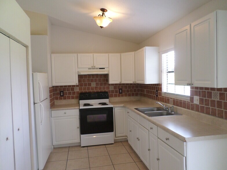 Building Photo - 658 Dromedary Ct