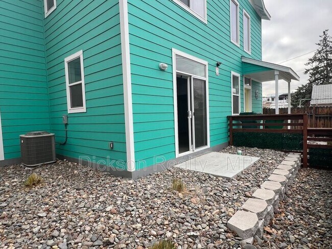 Building Photo - 263 Thoma St