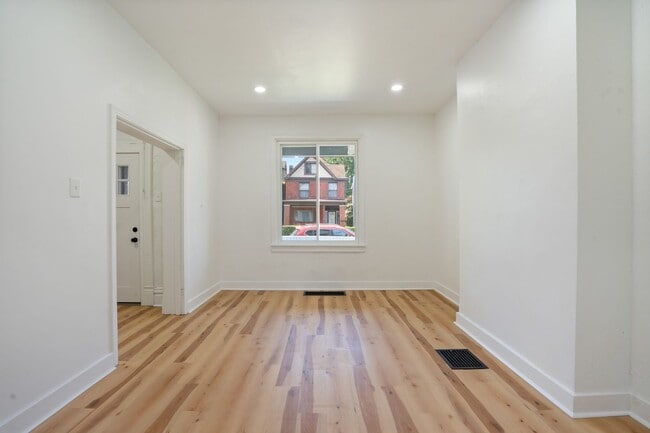 Building Photo - Newly Renovated 4 Bed, 2 Bath Home - Off-S...
