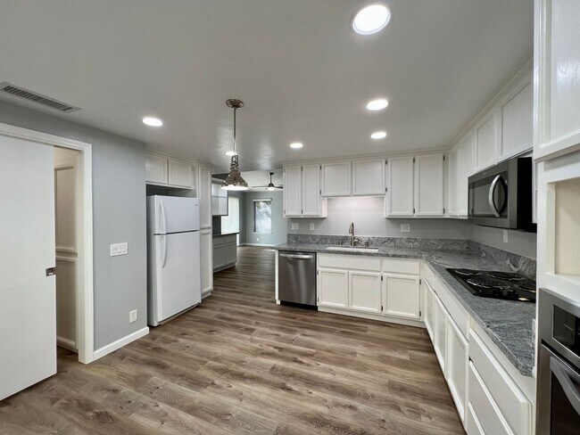 Building Photo - Beautiful 3 Bedroom Home in Roseville