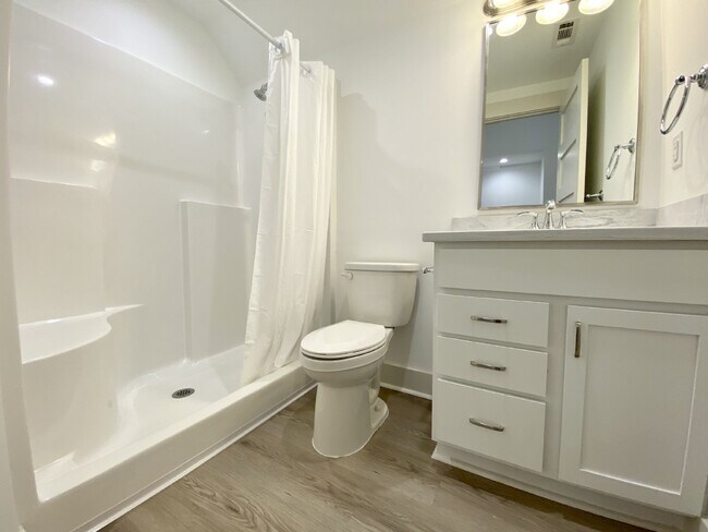 Building Photo - One Bedoom w/ Office Space, In the Heart of Old Town Bluffton!