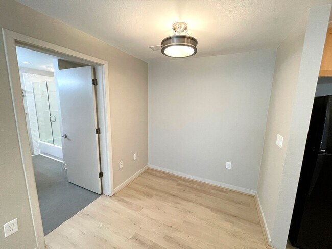 Building Photo - Bright Condo in NW Portland with Washer/Dr...