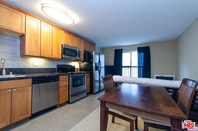 Primary Photo - 10982 Roebling Ave
