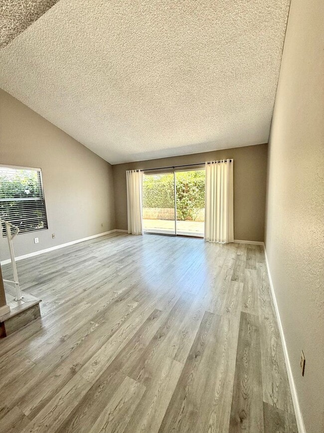 Building Photo - Beautiful 3 bedroom, 3 bath condo in Grand...