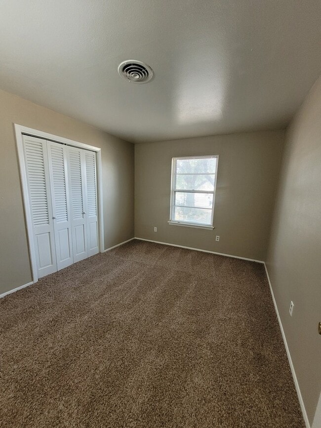 Building Photo - 4 bed 1.5 bath move in ready