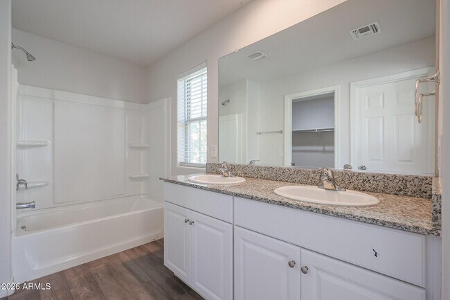 Building Photo - 5458 W Fulton St