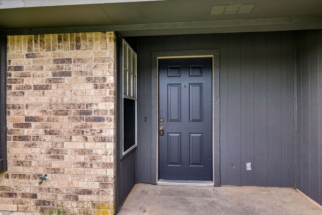 Building Photo - Duplex with back yard and parking spaces