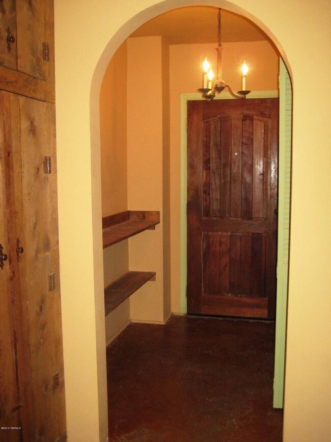 Building Photo - Studio, 1 bath, shared pool! All Utilities Included!