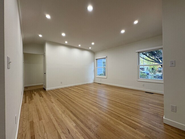 Building Photo - Beautifully Updated 4BD/2BA Single-Family Home in Palo Alto