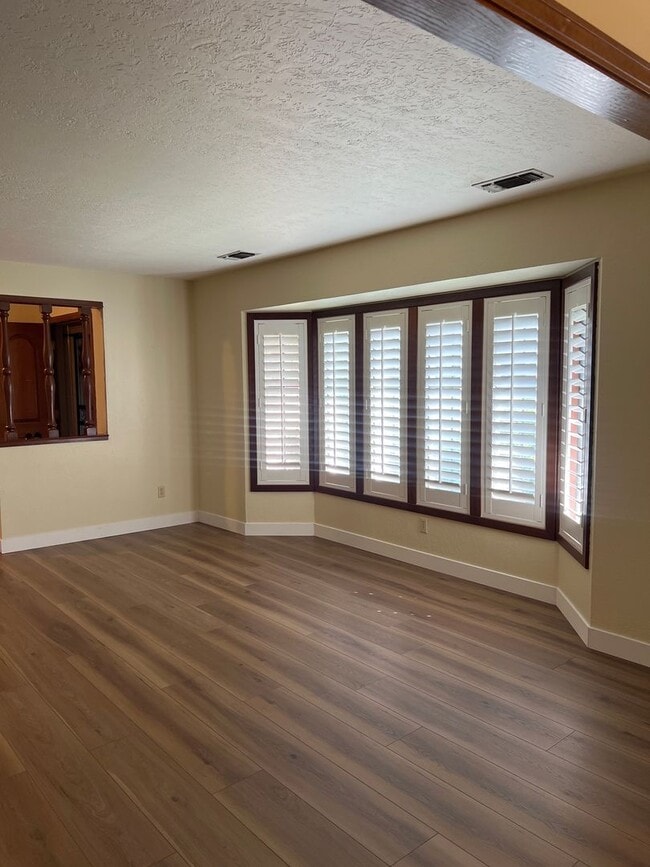 Building Photo - BEAUTIFULLY UPDATED 3 BEDROOM HOME!!