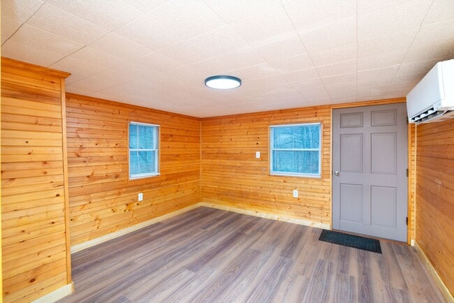 Building Photo - 2 Bedroom 1 Bath Home on E Fork off 441 S.  $1300 a month with a year-long lease