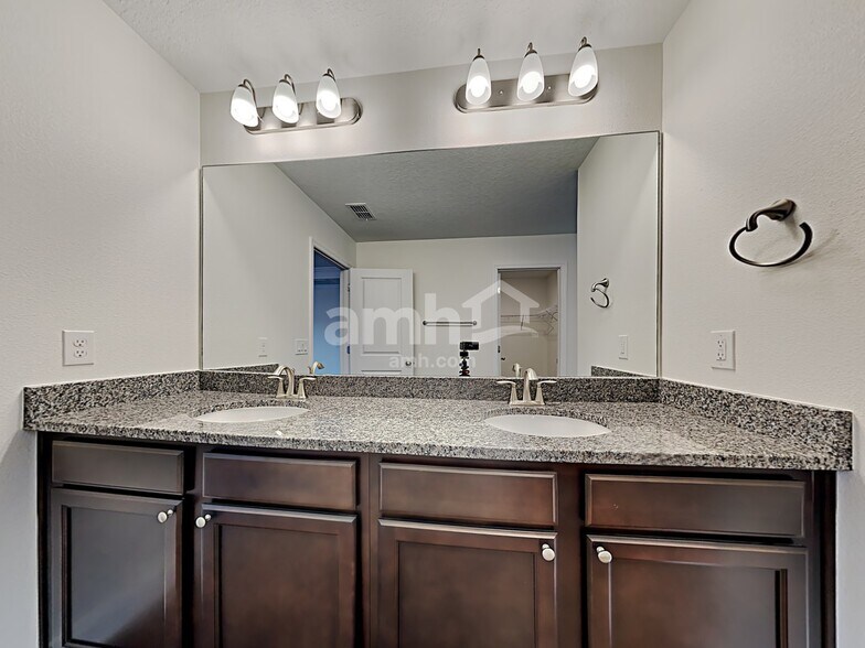 Building Photo - 1305 Mount Logan Dr