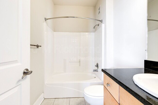 Building Photo - 1321 1/2 E Main St