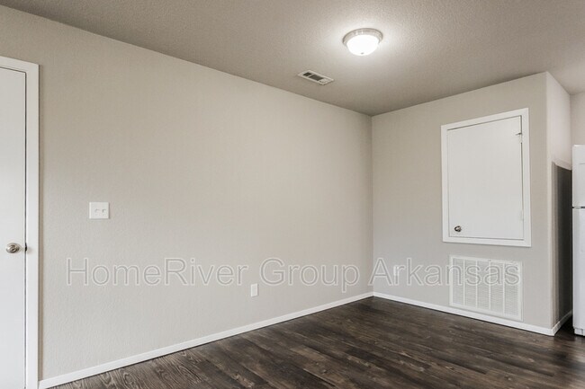 Building Photo - 219 E Anabranch Ct