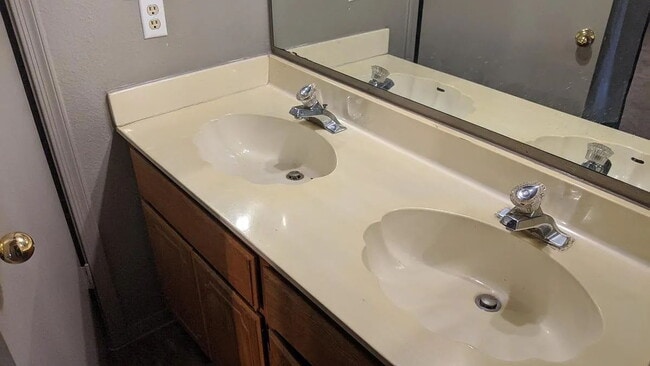Building Photo - 3/2 Townhome 1 mile from ASU
