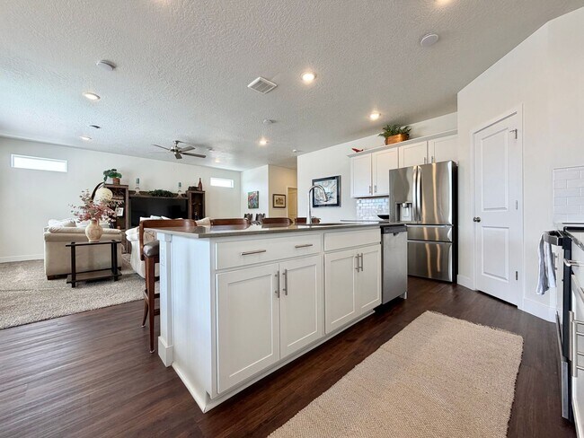 Building Photo - 7239 Woods Rose Dr