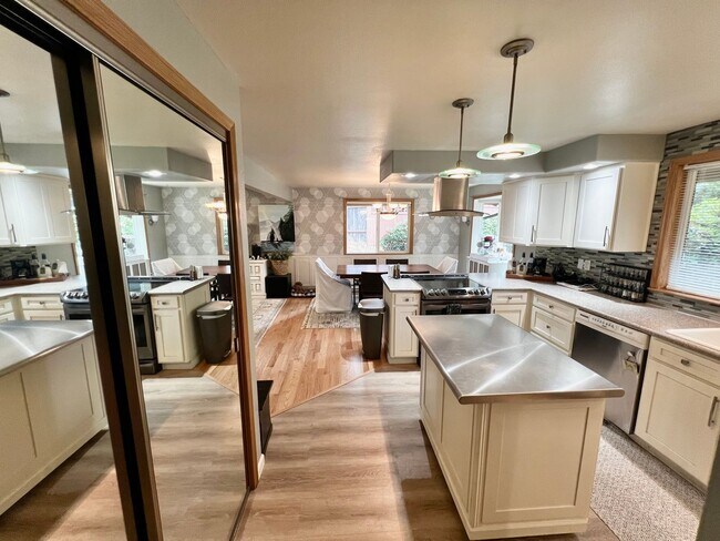Building Photo - Available Oct. 3rd- Gorgeous Home w/Lots o...