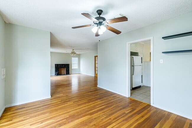 Building Photo - 3 bedroom less than 1 mile from Tech