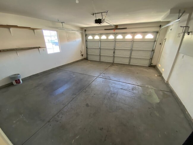 Building Photo - Great 4 bed/2.5 bath home located in the Southern area