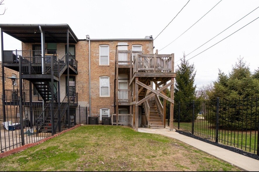Building Photo - 4326 S Calumet Ave