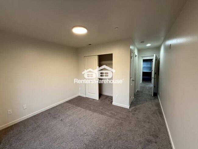 Building Photo - Modern condo, conveniently located!