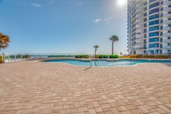 Building Photo - Direct Oceanfront Furnished/Unfurnished Co...