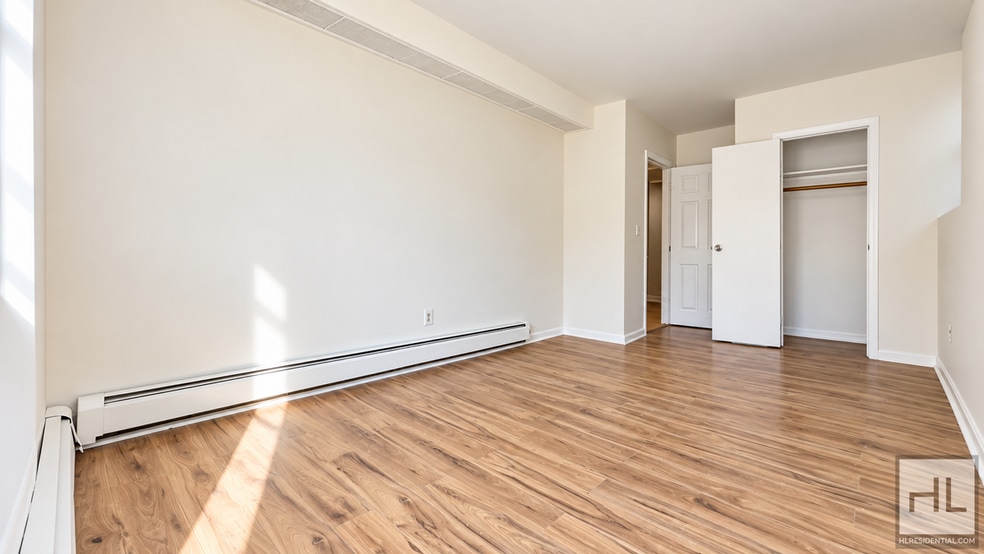 Building Photo - Spacious 2BR with Oversized Living Room in Astoria