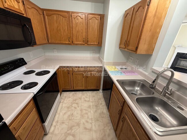 Building Photo - 5012 Lawndale Dr