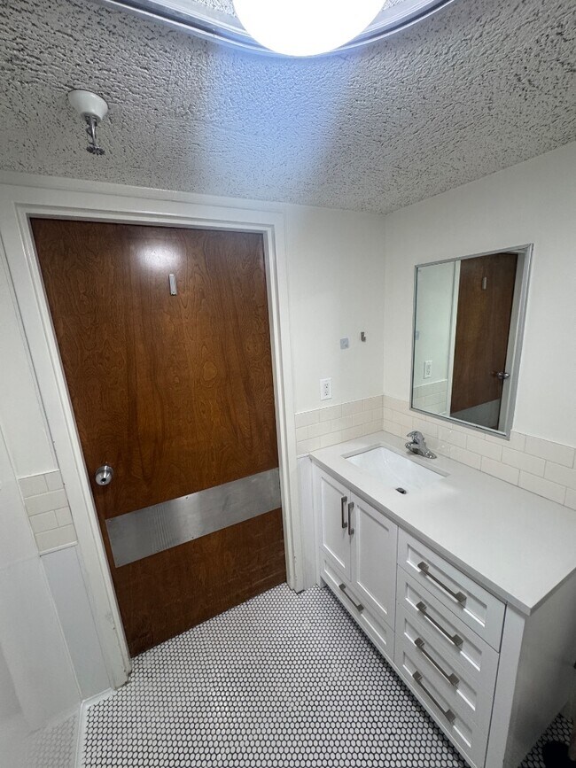 Building Photo - 460 W 600 N