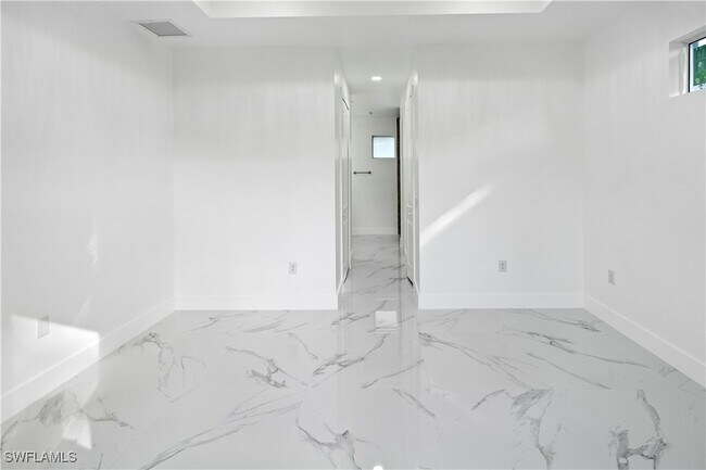 Building Photo - 918 Hollister Ave