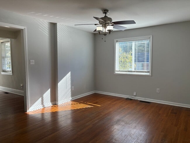 Building Photo - 4 Bedroom, 2 Bathroom House in Greensboro!