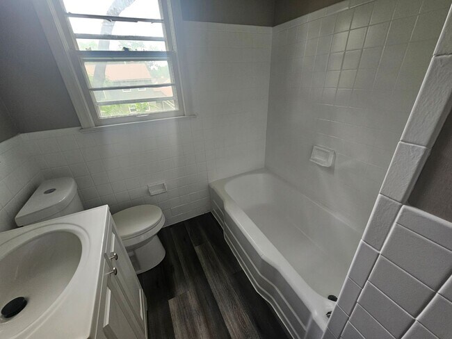 Building Photo - 800-802 E 75th Terrace - Duplex