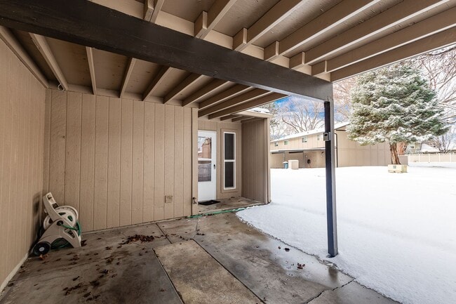 Building Photo - Newly Renovated 2 Bed 1.5 Bath Townhouse