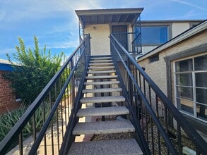 Building Photo - 1 BR 1 BATH FULL REMODEL UPPER UNIT FREE RENT OAC