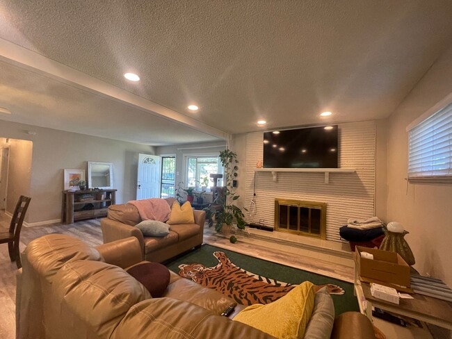 Building Photo - $0 DEPOSIT OPTION. CHARMING 3-BEDROOM HOME WITH LARGE YARD AND EASY ACCESS TO I-25 AND I-225
