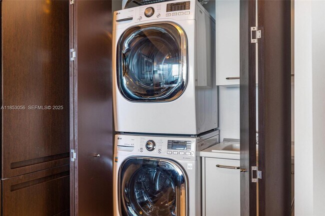 Building Photo - 1331 Brickell Bay Dr