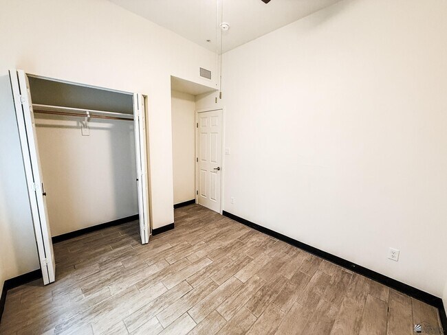 Building Photo - 195 N 17th Ave