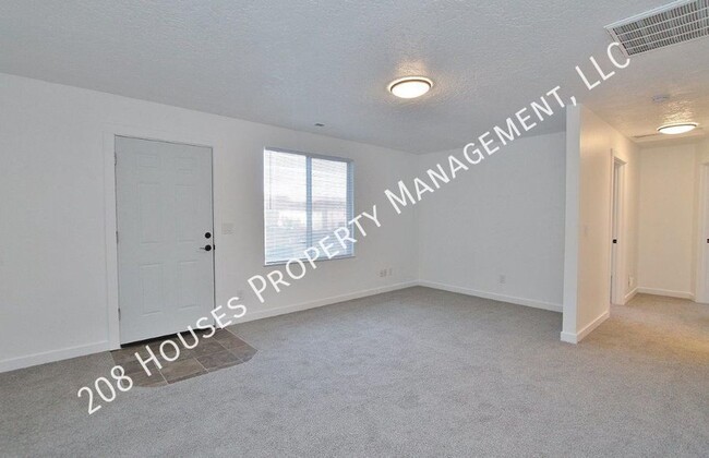 Building Photo - Centrally Located Renovated Unit